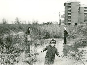 metà anni '70, bimbi giocano nei campi fra di Bissuola fra via Tevere e via Virgilio (da gruppo Facebook Carpenedo)