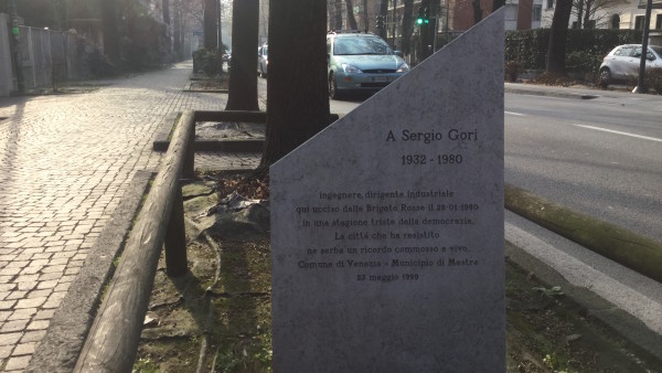 Il cippo dedicato a Sergio Gori in viale Garibaldi